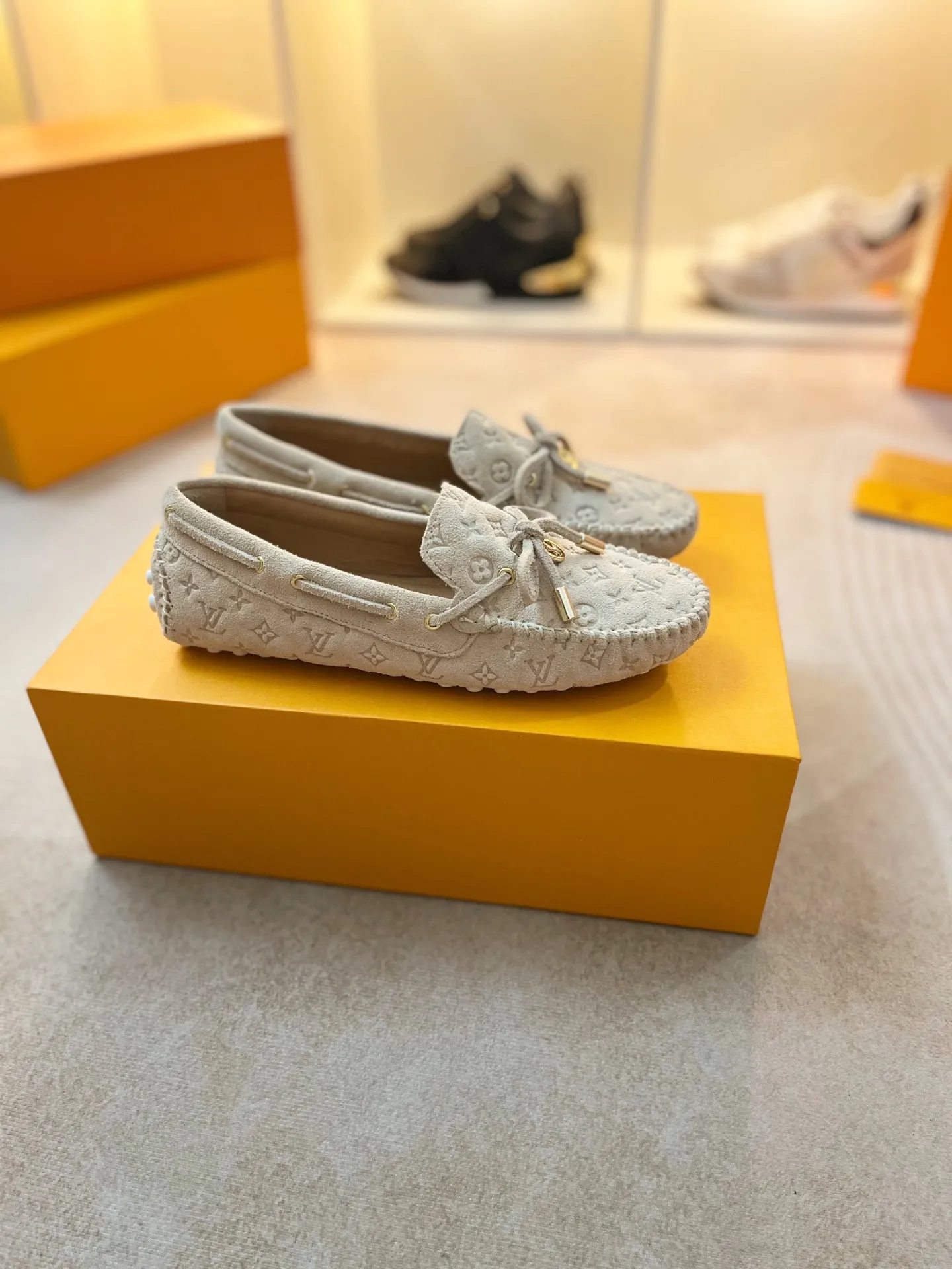 p460💰Couple model❤️🇫🇷 𝙇𝙤𝙪𝙞𝙨 𝙑𝙪𝙞𝙩𝙩𝙤𝙣 🇫🇷Louis Vuitton 2023 Classic𝓛𝓿 𝓣𝓻𝓪𝓲𝓷𝓮𝓻 Sports Series ➪➪➪¯ [Arizona Doudou Shoes Series] ▪️▪️▪️Arizona slip-on shoes are made of Monogram Eclipse canvas. Its hand-painted and dyed edges and hand-sewn uppers fully demonstrate Louis Vuitton's traditional shoemaking craftsmanship. This slip-on shoe is very lightweight. The integrated tongue and upper make it particularly comfortable and flexible. The soft outsole is equipped with rubber padding. Decorated with matching sash. Detailed features: ☑️Monogram Eclipse canvas ☑️Black Eclipse pattern ☑️Hand-painted shoe edges ☑️Hand-sewn uppers (each pair takes time to process) ☑️Integrated tongue and upper construction ☑️Outsole equipped with rubber lining ☑️size: 35_46